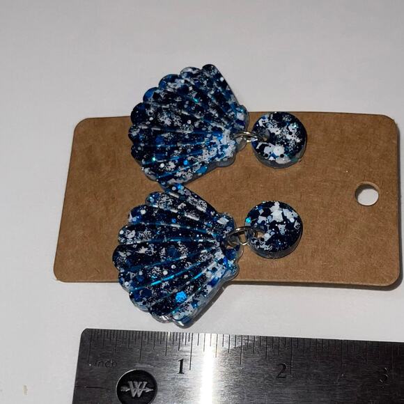 Handmade epoxy resin seashell earrings - chunky blue and white mixed glitter - Picture 3 of 4
